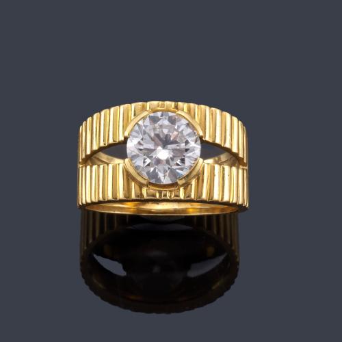 Lote 2086
Anillo con brillante de aprox. 2,10 ct en montura gallonada de oro amarillo de 18K.