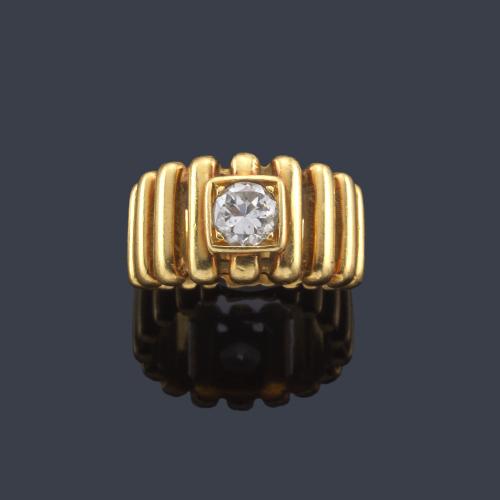  Anillo con brillante central de aprox. 0,60 ct en montura de oro amarillo de 18K con diseño de barritas.