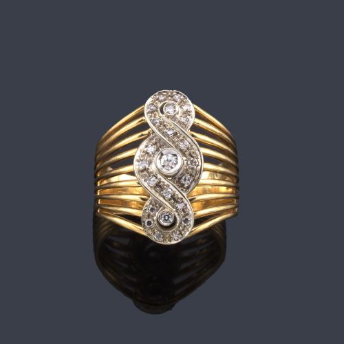  Anillo con hilos de oro amarillo con frente ondulado con brillantes.