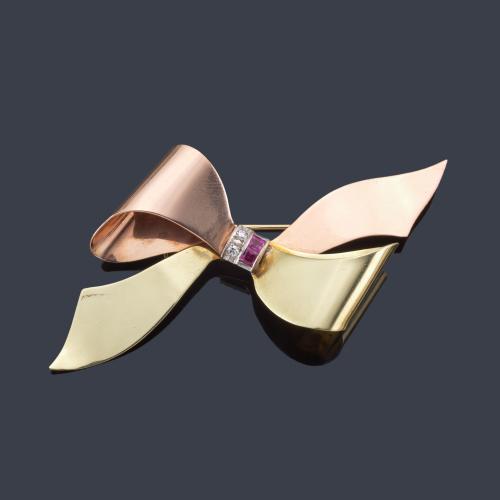 Lote 2089
Broche retro con diseño de lazada con rubíes y diamantes en montura de oro amarillo y rosa de 14K. Años '40.