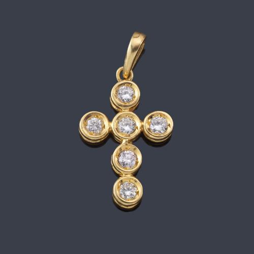  Cruz con brillantes de aprox. 0,60 ct en total realizado en montura de oro amarillo de 18K.