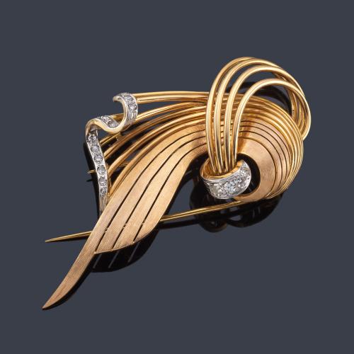 Lote 2096
Broche retro con diseño de lazada y bandas de diamantes talla antigua en oro rosa y amarillo de 18K. Años '40.