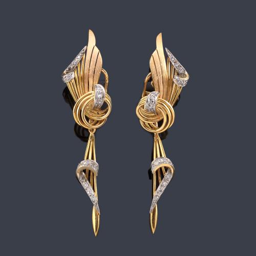Lote 2097
Pendientes largos años '40 con diseño ondulado y motivos de brillantes en montura de oro amarillo de 18K.