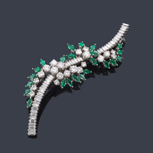  Broche con diseño vegetal con diamantes talla baguette y brillante de aprox. 6,20 ct en total y esmeraldas talla marquise de aprox. 3,45 ct, en montura de platino.