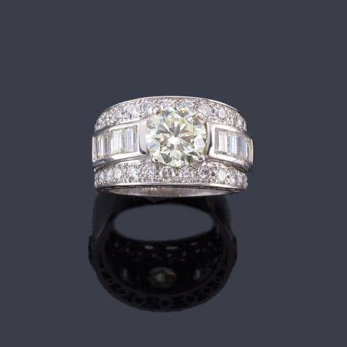 Lote 2099
Anillo con brillante central de aprox. 1,82 ct.