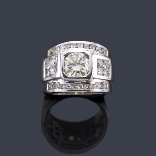 Lote 2100
Anillo con brillantes de aprox. 1,50 ct en total en montura de oro blanco de 18K.