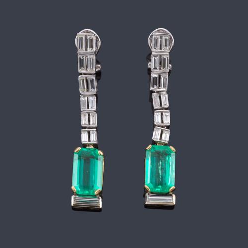 Lote 2104
Pendientes largos con pareja de esmeraldas talla esmeralda de aprox. 4,56 ct y 4,60 ct con diamantes talla baguette de aprox. 4,00 ct en total.