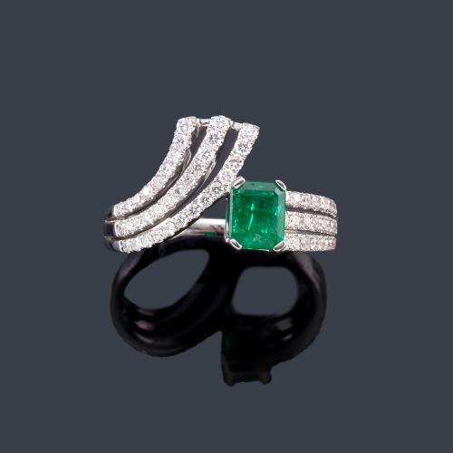  Anillo con esmeralda central de aprox. 0,66 ct con tres bandas de brillantes de aprox. 0,51 ct en total.