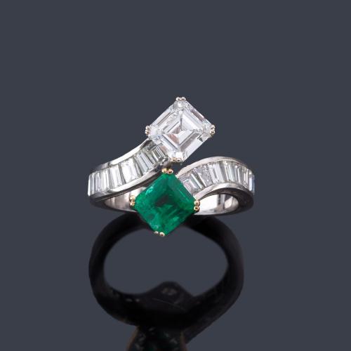 Lote 2106
Anillo 'Tu y Yo' con una esmeralda de aprox. 1,31 ct y un diamante talla esmeralda de aprox. 1,55 ct.