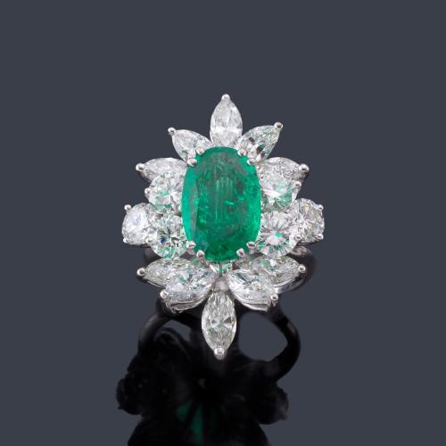 Lote 2107
Anillo con esmeralda talla oval de aprox. 2,73 ct con orla de diamantes talla brillante y marquís de aprox. 7,00 ct en total. Certificados GRS y GIA.