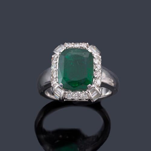Lote 2108
Anillo con esmeralda talla rectangular de aprox. 4,55 ct con orla de diamantes talla brillante y baguette de aprox. 0,67 ct en total.