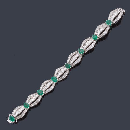  Pulsera articulada con ocho esmeraldas talla oval de aprox. 6,90 ct y eslabones de diamantes talla baguette y trapecio de aprox. 8,46 ct en total.