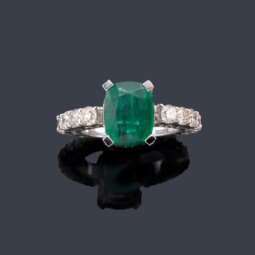 Lote 2111
Anillo con esmeralda talla cojín de aprox. 3,60 ct con banda completa de brillantes de aprox. 2,52 ct en total.
