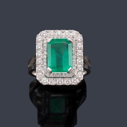  Anillo con esmeralda rectangular Colombiana de aprox. 3,30 ct con orla de brillantes de aprox. 1,00 ct en total.