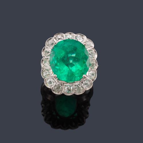  Anillo con esmeralda talla oval de aprox. 8,60 ct con orla de diamantes talla antigua de aprox. 1,45 ct en total.