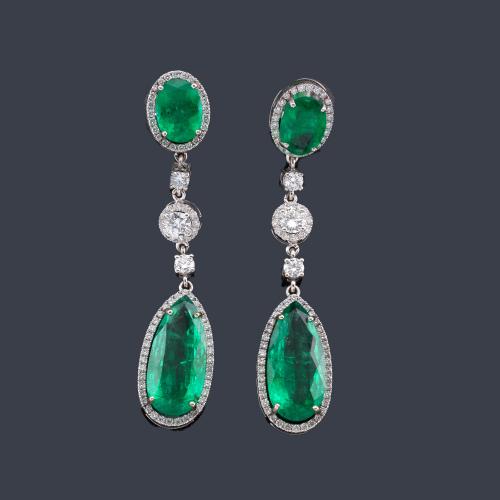 Lote 2116
Pendientes largos con esmeraldas talla perilla y oval de aprox. 10,02 ct en total y brillantes de aprox. 1,50 ct en total.