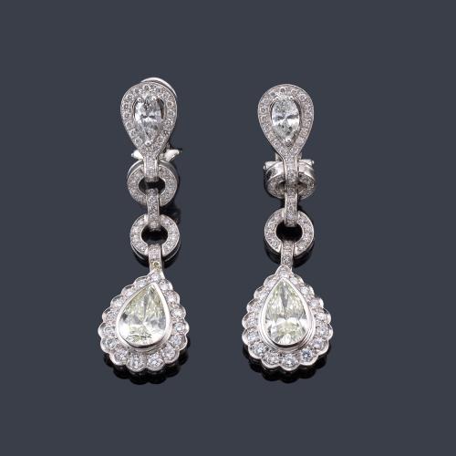 Lote 2117
Elegantes pendientes largos con pareja de diamantes talla perilla de aprox. 3,28 ct en total.