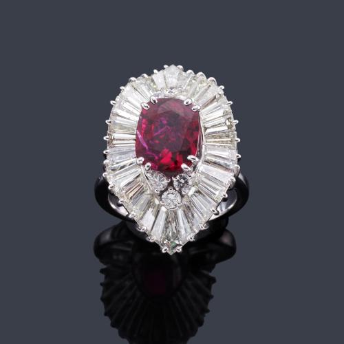 Lote 2119
Anillo con rubí talla oval de aprox. 3,15 ct con una orla tipo bailarina con diamantes talla brillante y trapecio de aprox. 3,40 ct en total. Certificado GRS y HRD.