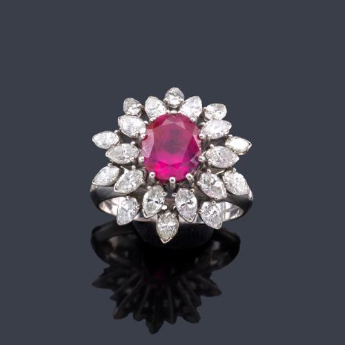 Lote 2120
Anillo con rubí Burma talla oval de aprox. 3,56 ct con doble orla de diamantes talla marquís de aprox. 2,20 ct en total. Certificado GIA.