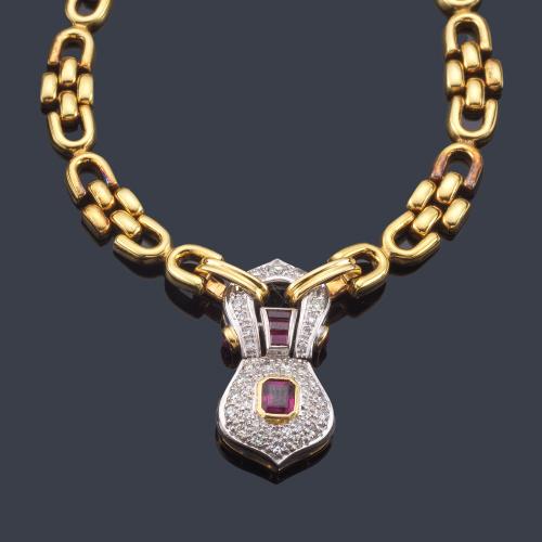 Lote 2121
Collar con centro de rubíes calibrados sobre pavé de brillantes, con eslabones articulados en oro amarillo de 18K.
