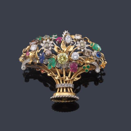 Lote 2123
Broche con diseño de 'Bouquet floral' con esmeraldas, zafiros, rubíes y diamantes uno de ellos brillante 'fancy light' de aprox. 0,52 ct. Certificado GIA.