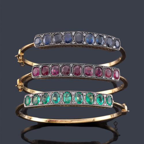 Lote 2125
Tres pulsera con rubíes, esmeraldas y zafiros talla oval en montura de oro amarillo de 18K. Finales S.XIX.