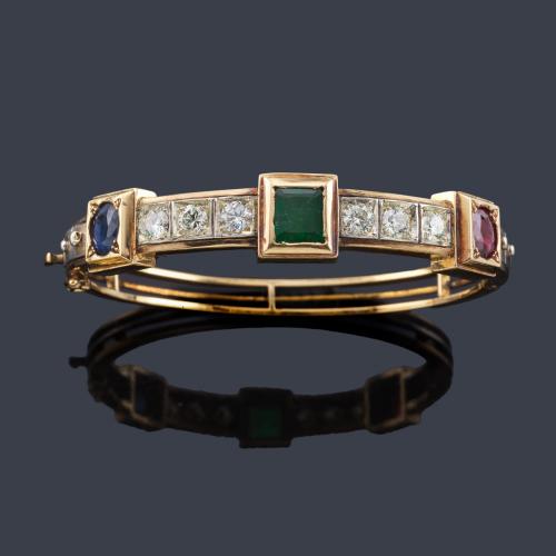Lote 2126
Pulsera con zafiro, esmeralda y rubí talla oval y rectangular intercalado con brillantes de aprox. 1,92 ct en total. Finales S. XIX.
