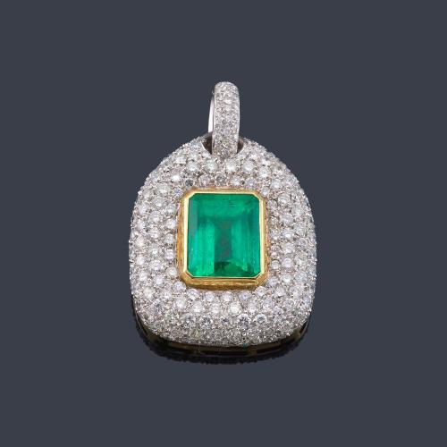 Lote 2128
Colgante con esmeralda Colombiana de aprox. 6,00 ct con orla cuajada de brillantes de aprox. 4,00 ct en total. Certificado de la esmeralda C. Dunaigre Switzerland.