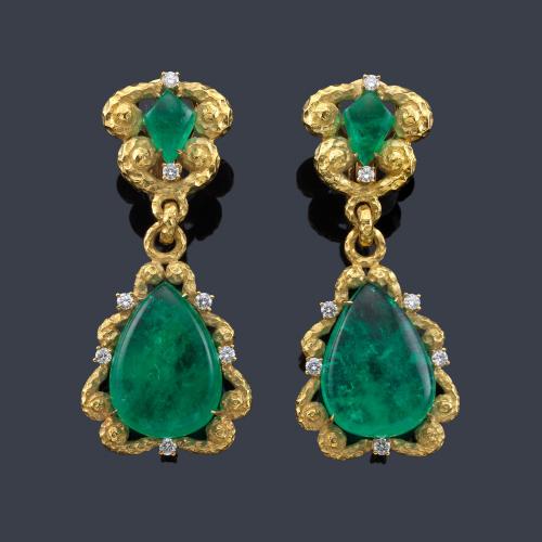  LUIS GIL
Pendientes largos con cuatro esmeraldas talla perilla cabujón de aprox. 40,00 ct salpicado de brillantes.