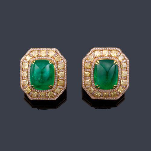 Lote 2134
Pendientes cortos con pareja de esmeraldas talla 'Pain de Sucré' de aprox. 25,38 ct con orla de diamantes talla randiant 'Fancy yellow' intercalado con brillantes de aprox. 7,09 ct en total.