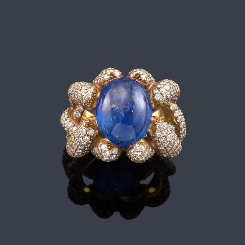  LUIS GIL
Anillo con zafiro talla cabujón de aprox. 9,40 ct con cuajado de brillantes, en montura de oro amarillo de 18K.