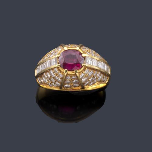 Lote 2137
Anillo con rubí central de aprox. 1,00 ct con bandas de brillantes de aprox. 2,00 ct en total.