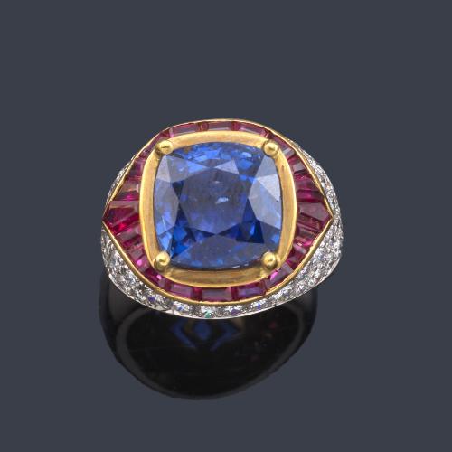  LUIS GIL
Anillo con zafiro central de aprox. 12,47 ct con orla de rubíes calibrados sobre pavé de brillantes.