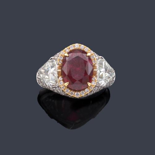 Lote 2139
Anillo con rubí talla oval de aprox. 3,59 ct con dos diamantes talla triángulo de aprox. 1,08 ct y 0,98 ct respectivamente. Certificados GRS y HRD.