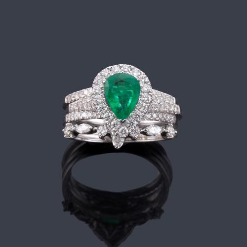  Anillo con esmeralda central talla perilla de aprox. 0,85 ct con diamantes talla brillantes y marquís de aprox. 0,80 ct en total.