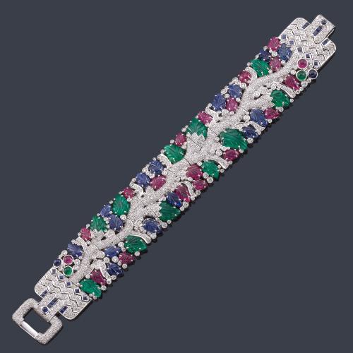 Lote 2143
Importante pulsera "Tutti Frutti" con diamantes de aprox. 9,48 ct con rubíes, esmeraldas y zafiros de aprox. 49,68 ct en total.