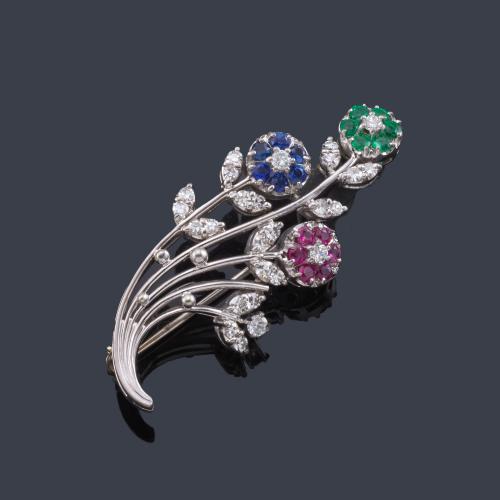 Lote 2145
Broche con diseño floral con rubíes, esmeraldas, zafiros y brillantes en montura de oro blanco de 18K.