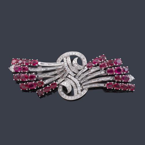 Lote 2146
Broche con diseño de doble lazada con rubíes talla oval de aprox. 21,30 ct en total y diamantes talla brillante y baguette de aprox. 3,60 ct en total.