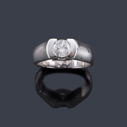  Solitario con brillante de aprox. 0,70 ct en montura de oro blanco de 18K.