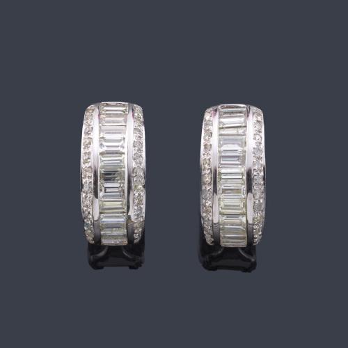 Lote 2150
Criollas con banda central de diamantes talla baguette de aprox. 1,80 ct y brillantes en ambos lados de 0,26 ct en total.