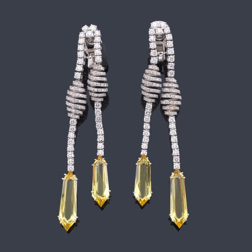  LUIS GIL
Pendientes largos con cuatro citrinos talla fantasía y brillantes de aprox. 4,20 ct en total.