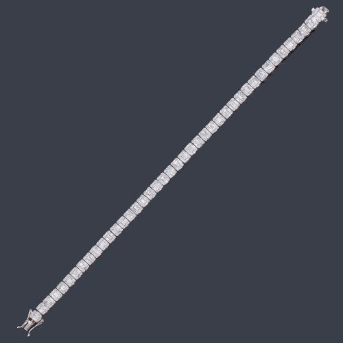 Lote 2153
Pulsera articulada con diamantes talla baguette y brillantes de aprox. 5,04 ct en total.