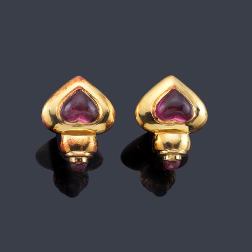  LUIS GIL
Pendientes cortos con pareja de rubelitas talla corazón en montura de oro amarillo de 18K.
