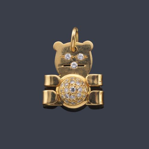  Colgante en forma de osito con detalles con brillantes en montura de oro amarillo de 18K.