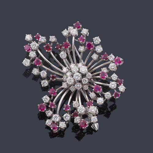  Broche con brillantes de aprox. 5,90 ct en total y rubíes de aprox. 5,10 ct en montura de oro blanco de 18K.