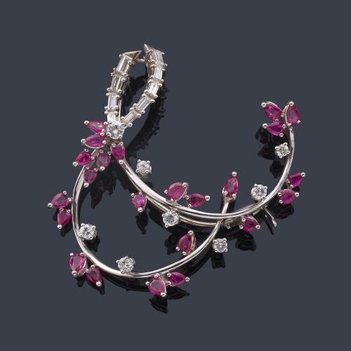  Broche con diseño vegetal con diamantes talla baguette y brillante de aprox. 1,05 ct en total y rubíes talla perilla de aprox. 2,90 ct.