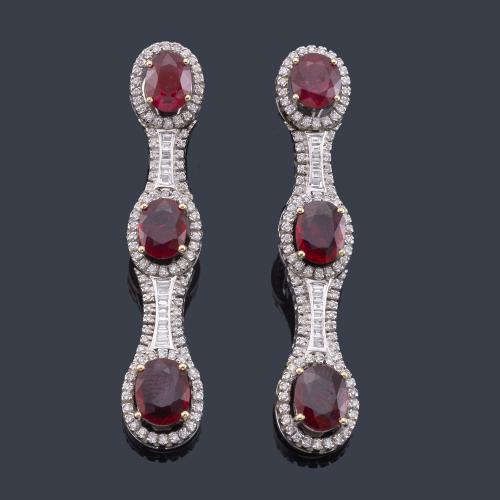 Lote 2169
Pendientes largos con rubíes talla oval de aprox. 8,90 ct en total con orla de brillantes de aprox. 2,90 ct en total.