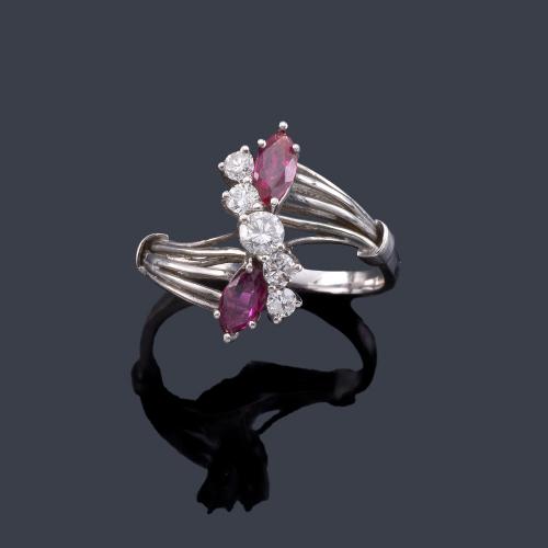 Lote 2171
Anillo con dos rubíes talla marquís de aprox. 0,60 ct y banda de brillantes de aprox. 0,80 ct en total.