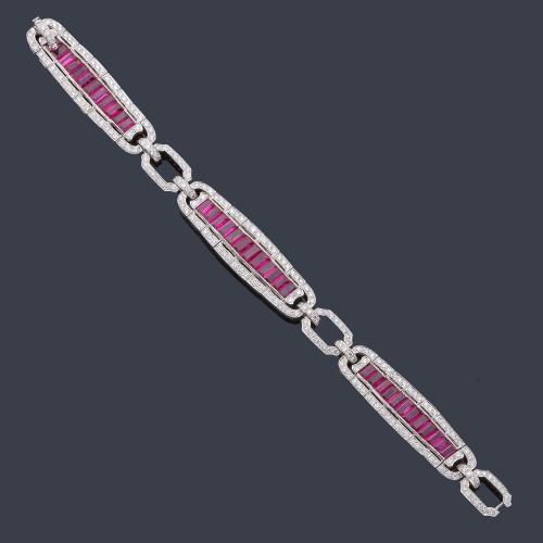 Lote 2173
Pulsera con tres motivos con rubíes calibrados de aprox. 9,54 ct en total con orla de brillantes y pasadores de aprox. 5,00 ct en total.
