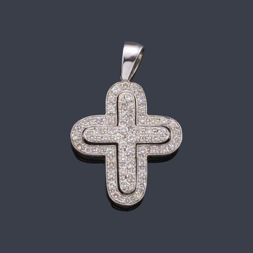  Cruz con pavé de brillantes en montura de oro blanco de 18K.